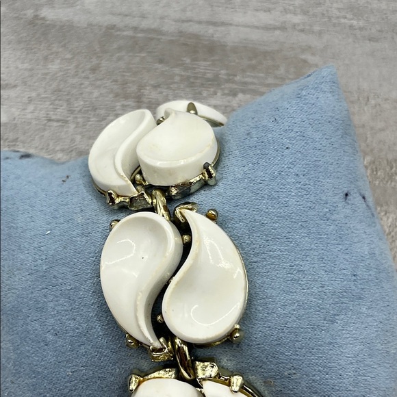Vintage Mid Century Signed Lisner White Thermoset Teardrop Chunky Bracelet - Picture 10 of 13